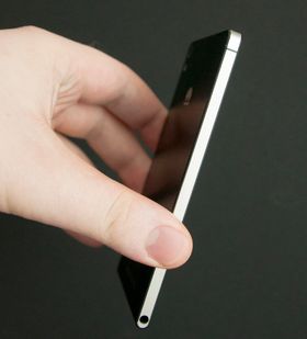 Ascend P6 er en svært tynn telefon. Vi ser også at Huawei har latt seg inspirere av Apples iPhone-design.