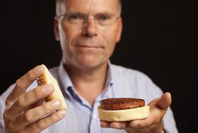 Mark Post viser stolt frem hamburgen han skapte selv på labben sin. .