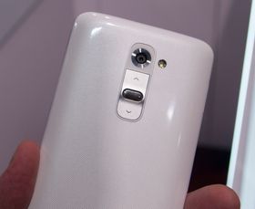 På baksiden har nemlig G2 både låsetast og volumtaster. LG hevder det er her folk flest har fingrene når de bruker telefonen.