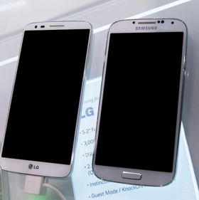 Det skal ikke være lett å skille seg ut. G2 likner mest av alt på en knappeløs Galaxy S4, men det er bare til du snur den.