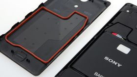 En gummilist på baksiden av bakdekselet går ned i et spor rundt batteriet. Pakningen sørger for at vann ikke trenger inn i telefonen.