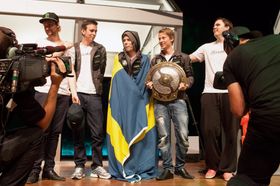Svenske Alliance tar imot førstepremien. (Foto: Valve/The International 3).