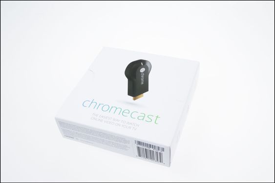 Chromecast leveres i en enkel eske på størrelse med en diskett.
