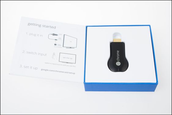 Åpner vi esken opp, kommer Chromecast til syne.