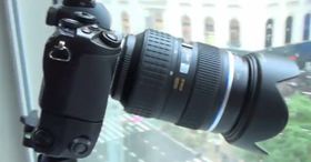 Skjermdump fra videoen: E-M1 med 4/3-optikk og batterigrep.