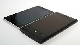 Lumia 925 og 900 ved siden av hverandre.