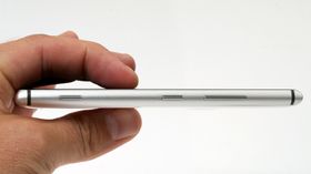 På høyre side av telefonen finner du volumknapper, av/på-knapp og en kameraknapp.