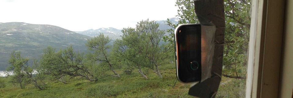 For å få 3G på hytta måtte modemruteren fra Telenor festes i vinduet med gaffatape. Utsikten er mot Rondeslottet .
