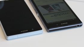 Xperia Z1 virker mer eksklusiv i materialvalget og er litt mer avrundet i forhold til forgjengeren som her ligger til venstre på bildet.