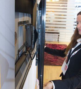 TV-en kan vippes frem, for tilgang til alt av kontakter.