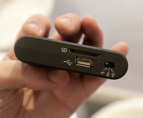 Her får du inngang for SD-kort og USB-minne.