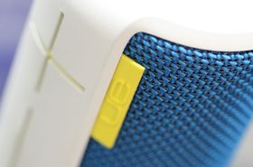 Detalj av UE Boom. Høyttaleren har utseendet med seg, og finishen er god.