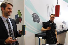 Diego Gabathuler i Logitech får en kollega med for å demonstrere hvordan to UE Boom kan kobles opp som strereopar.