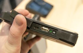 Rukus XL har ladekobling til mobilen i luken foran. På Rugget Rukus sitter tilkblingen på baksiden.