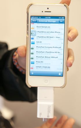 Android klarer seg med en vanlig filutforsker for å lese innholdet på kortet. iOS trenger en egen app.