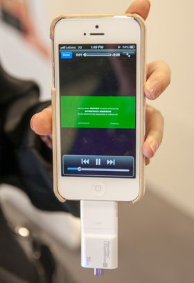 Det er mulig å spille av video rett fra kortet, og det skal ikke være noe problem å strømme videoen via AirPlay til andre enheter.