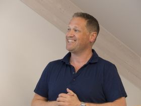 Carl Onstad var strålende fornøyd over å kunne presentere det nyoppussete IT-møtestedet.