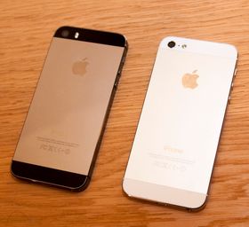 Vi fikk aller nådigst lov til å ta et bilde av iPhone 5S ved siden av fjorårets iPhone 5. Det var ikke tillatt å sammenlikne den direkte mot andre telefoner.