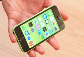 iPhone 5C kommer i en rekke farger, og du kan sette på en haug ulike deksler.