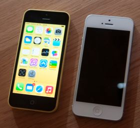 I kveld lanserte Apple også iPhone 5C. Telefonen er bygget i plast, og skal være så godt som identisk med dagens iPhone 5 på innsiden. Her er det éne bildet vi fikk ta av den ved siden av opphavet.