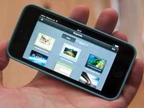 Apple har dessuten gjort sine iWork- og iPhoto-pakker gratis. De lastes ned når du starter telefonen første gang.