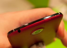På toppen finner du en låsetast og en hodetelefonutgang. En liten logo på baksiden viser at Acer har samarbeidet med Dolby om lyden.