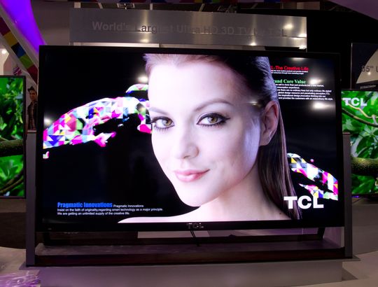 TCL skryter på seg verdens største UHD-TV, men Samsung sin S9 er like stor, og ser veeeeldig lik ut.