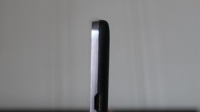 Telefonen er tynn, men ikke av de aller tynneste,.