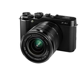 For de som mener at kameraer er sorte, så tilbyr Fujifilm det også. Her med 16-50mm objektiv.