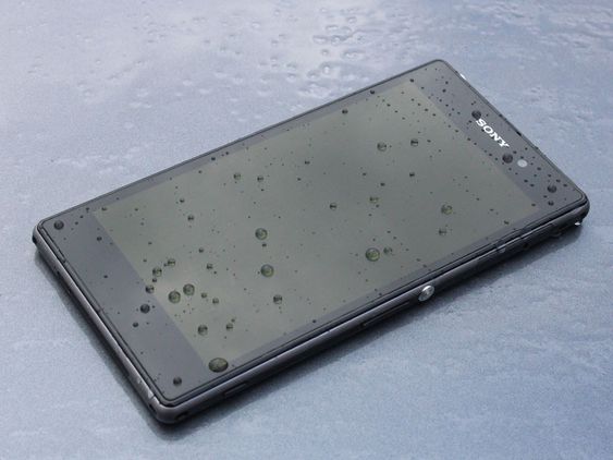 De fleste mobiler blir lett ødelagt av fukt. Xperia Z1 er vanntett.