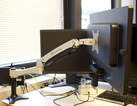 Med en monitorarm kan du få lang rekkevidde på skjermen.
