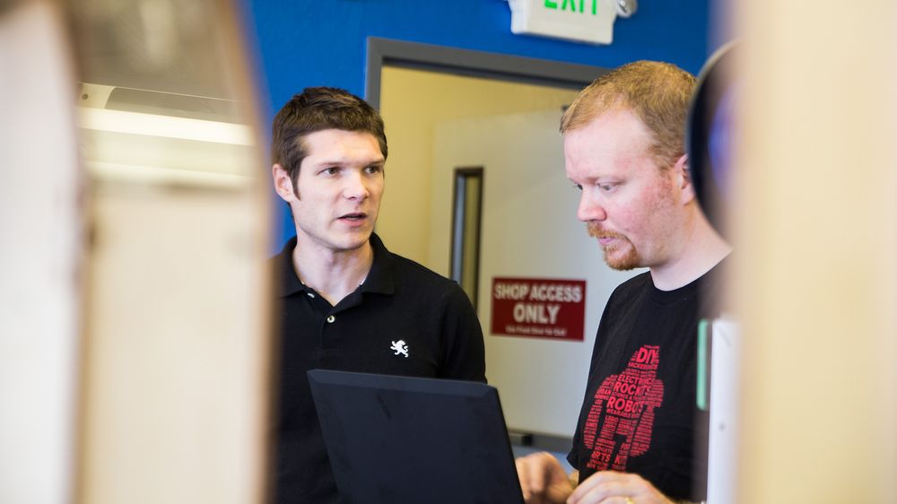 Espen Sivertsen og Andrew Rutter, to av Type A Machines' ildsjeler, jobber videre med prototypen av deres kommende modell.