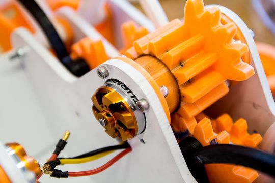 Kompliserte tannhjul, skrevet ut og utstyrt med en liten elektromotor, gjør at denne roboten kan bevege seg på egen hånd.