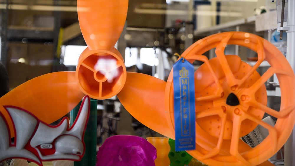 Flere spennende modeller står utstilt i kontorvinduet ut mot resten av TechShop-verkstedet.