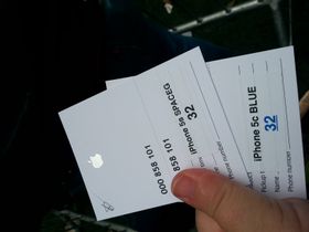Her har vi fått "beviset" som skal sikre oss en iPhone 5S og en 5C når omsider kommer inn i butikken.