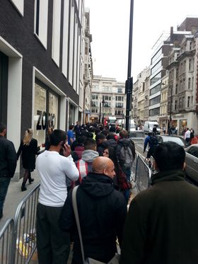 Vi er på plass i køen utenfor Apple Store i London.