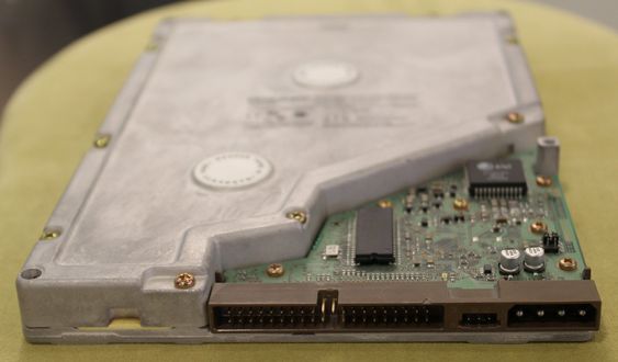 PATA- og Molex-kontakt.