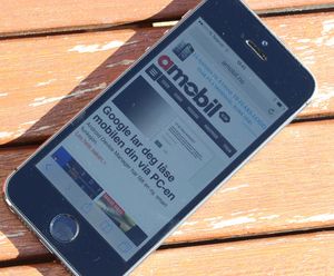 Få mobiltelefoner, om noen, er lettere å lese i sollys.