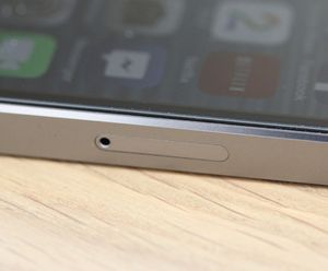 SIM-kortet av typen Nano-SIM får plass i en skuff på siden av telefonen.