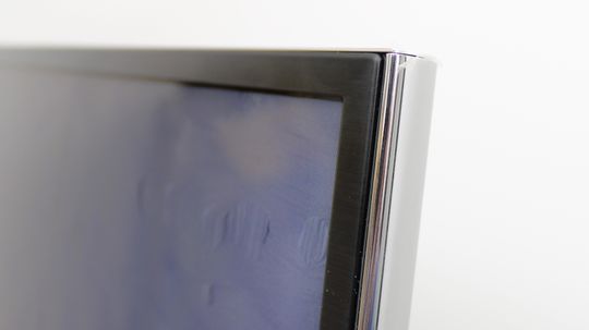 Ytterkanten av TV-en er en buet kromlist.