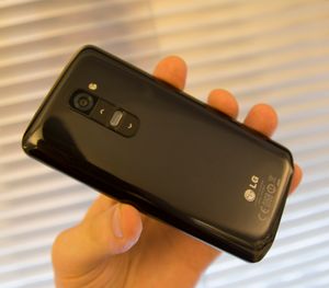 De fysiske knappene har LG flyttet til baksiden av telefonen. Testproduktet vårt er den svarte utgaven, med et karbonfiberaktig mønster på baksiden.