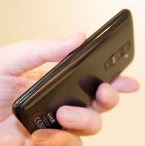 LG G2 er ren og pen i designen. Den har ingen fysiske knapper på forsiden eller langs sidene.