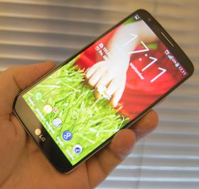 LG G2 er et av mobilmarkedets beste kjøp. Vi er ikke like sikre på mini-modellen, som i hovedsak ser ut til å dele design med flaggskipet.