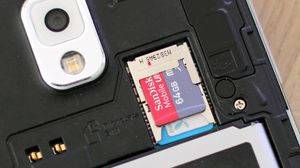SIM-kort og MicroSD-kort sitter samlet under dekselet. Minnekortet kan byttes uten at du behøver å slå av telefonen.
