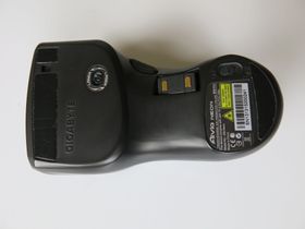Aktiveringsbryter, lasersensor og oppbevaring for USB-mottakeren.