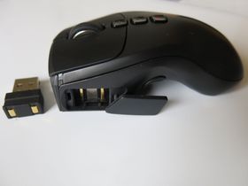 Ladeport og USB-mottaker.