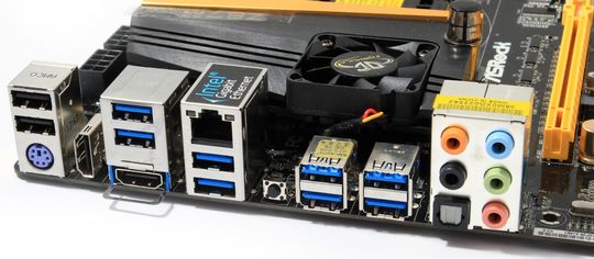 Blant inngangene på bakpanelet finner vi en HDMI-inn-kontakt, slik at du slipper å flytte på kabler for å endre hvilket enhet som er koblet til skjermen din.