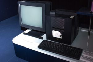 Den første webserveren står den dag i dag utstilt i Cerns enorme datasenter i Sveits.