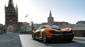Forza 5 (bildet) og FIFA 14 er de to spillene man kan velge mellom hvis man kjøper «Dag 1»-utgaven av Xbox One. Hvorvidt dette tilbudet kommer til Norge er ikke kjent.