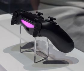 Lyset på baksiden er en sensor som snakker med PlayStation Eye. (Foto: Barone Firenze/Shutterstock.com)